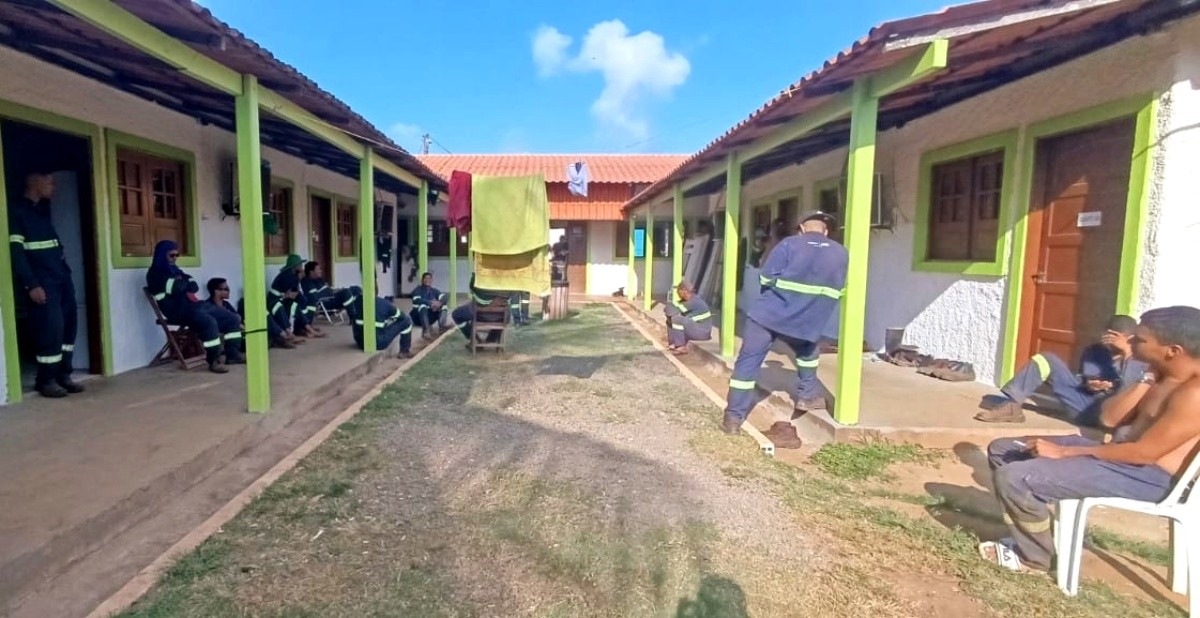 Funcionários da limpeza urbana denunciam condições de trabalho e fazem protesto em Fernando de Noronha