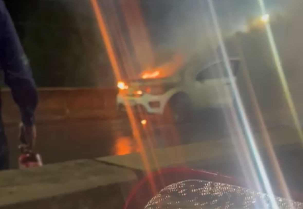 Carro pega fogo em viaduto na Zona Oeste de Macapá; VÍDEO