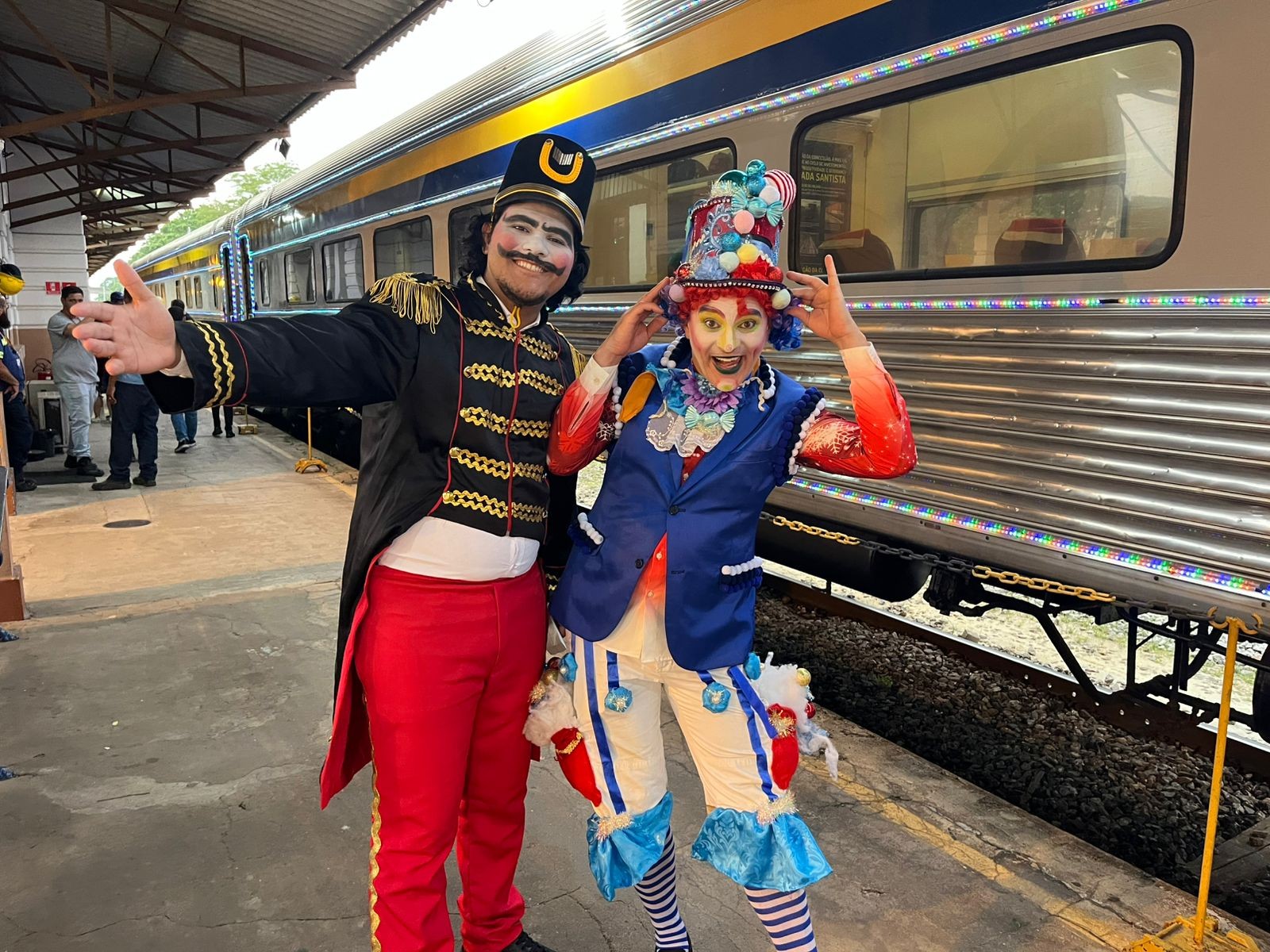 Trem de Natal iluminado percorre cidades do Vale do Paraíba até sexta