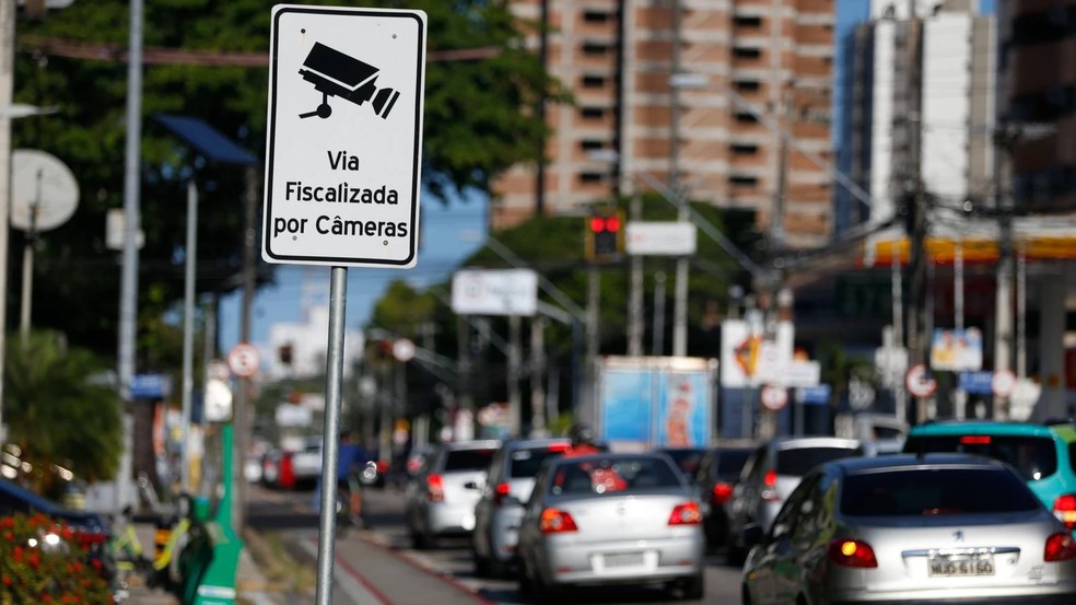 AMC pode voltar a multar infrações cometidas dentro de veículos flagradas por câmeras — Foto: JL Rosa/SVM