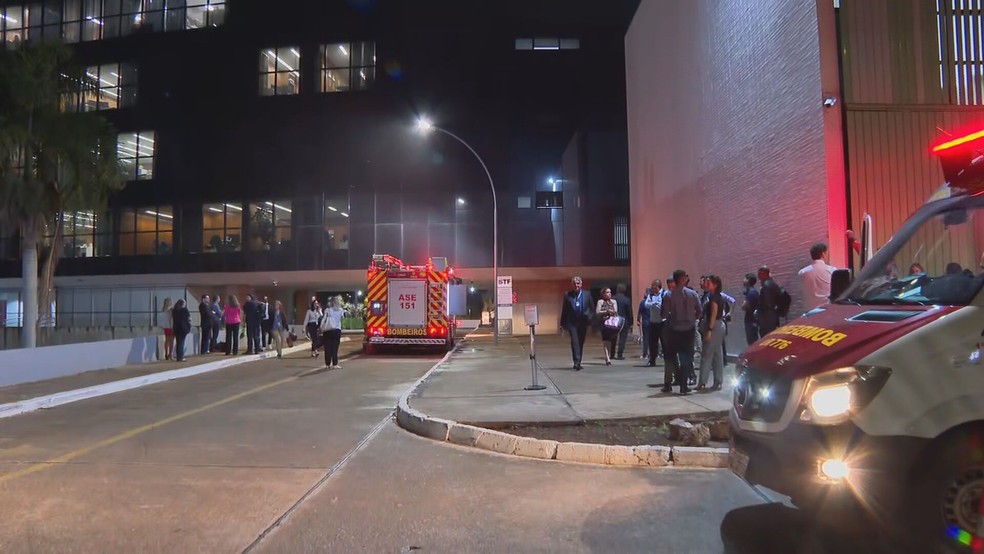 Bombeiros no STF, em Brasília. — Foto: TV Globo