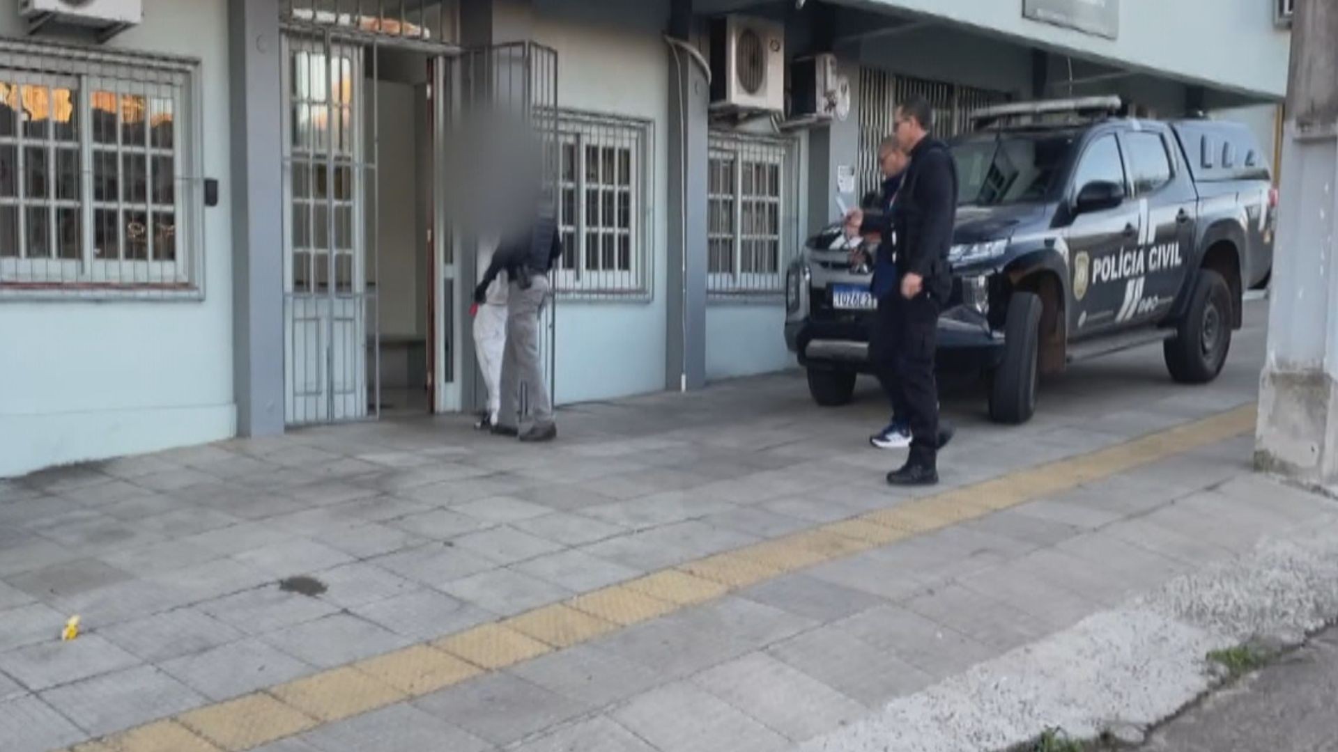 Traficantes que atuavam como 'influenciadores' de dentro da prisão para recrutar jovens para o crime são alvo da polícia no RS