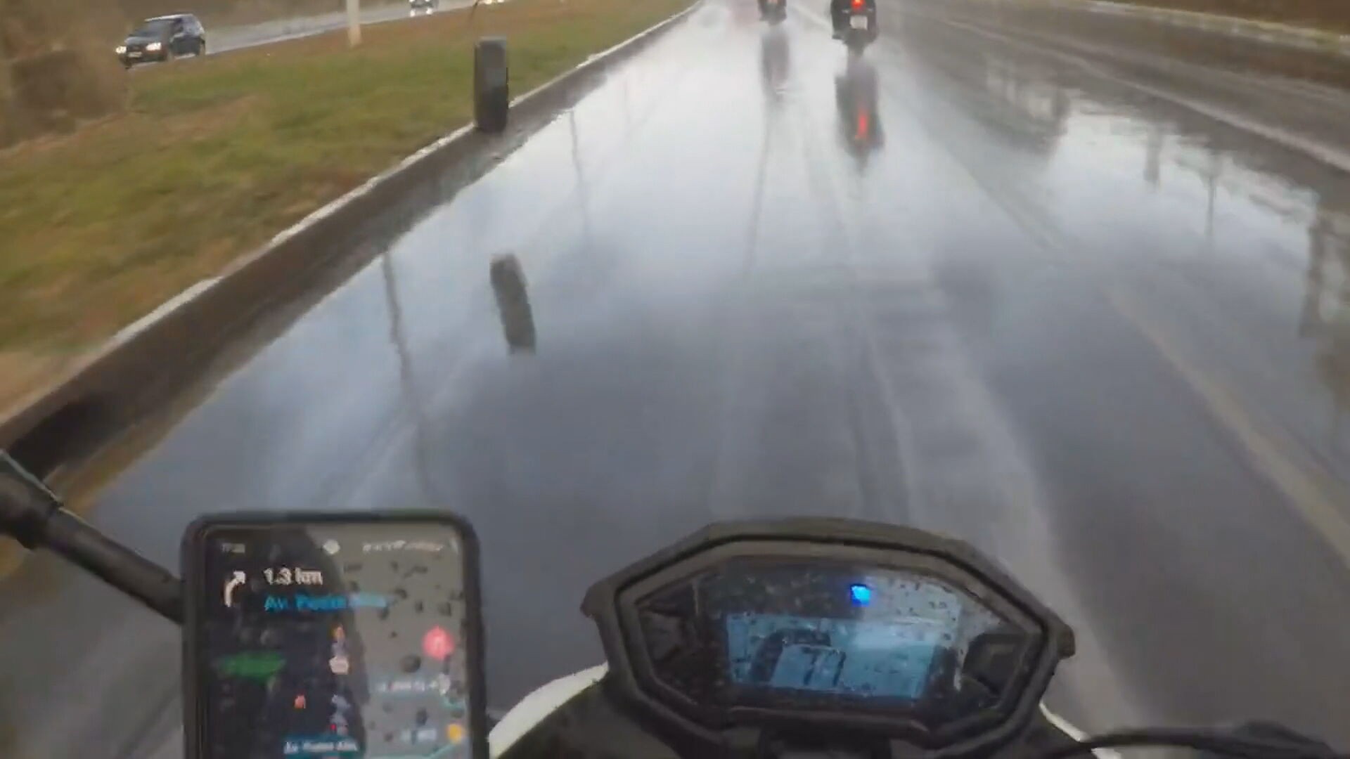 VÍDEO: pneu desgovernado invade pista e quase acerta moto no DF