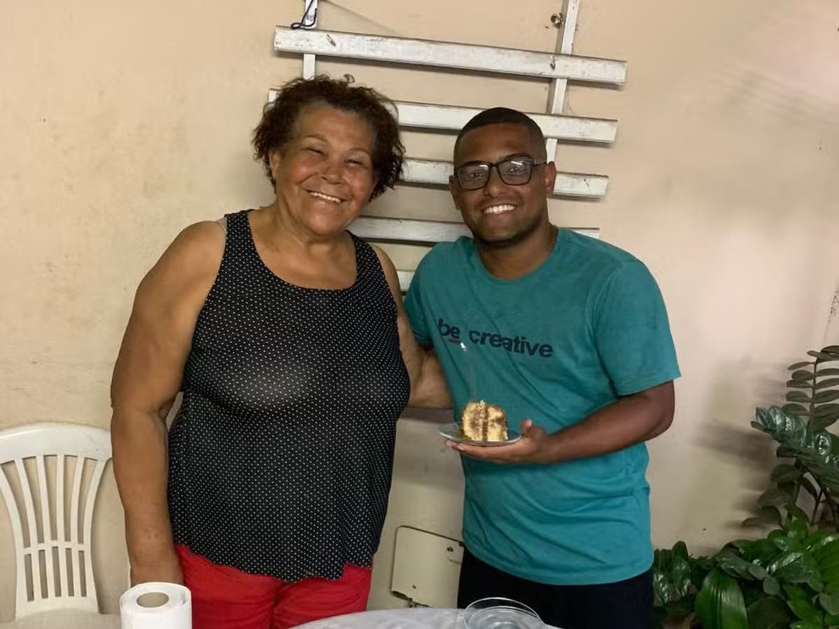 Criados pelos avós desde a infância, irmãos retribuem cuidado: 'Deram tudo que a gente precisava'