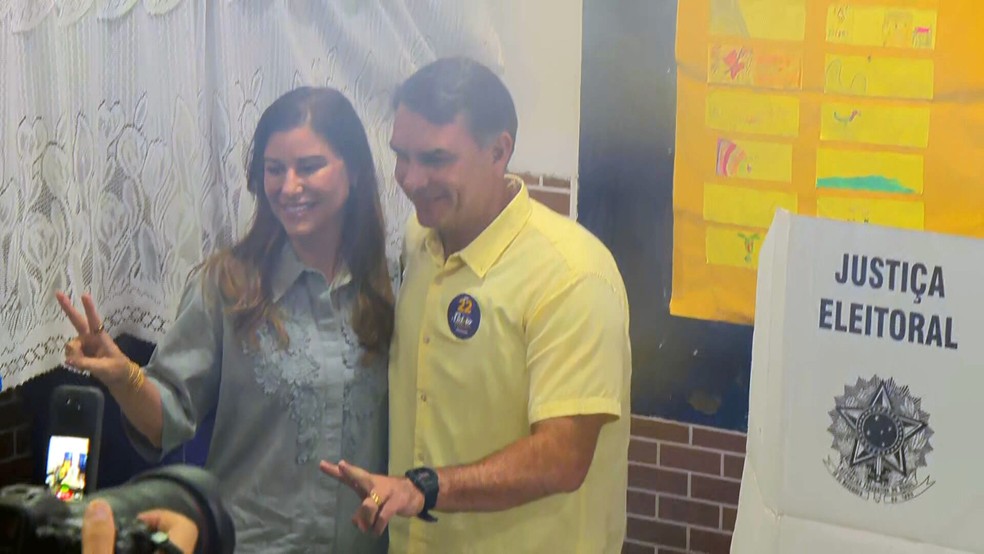 Flavio Bolsonaro (PL) vota no RJ — Foto: Reprodução/TV Globo