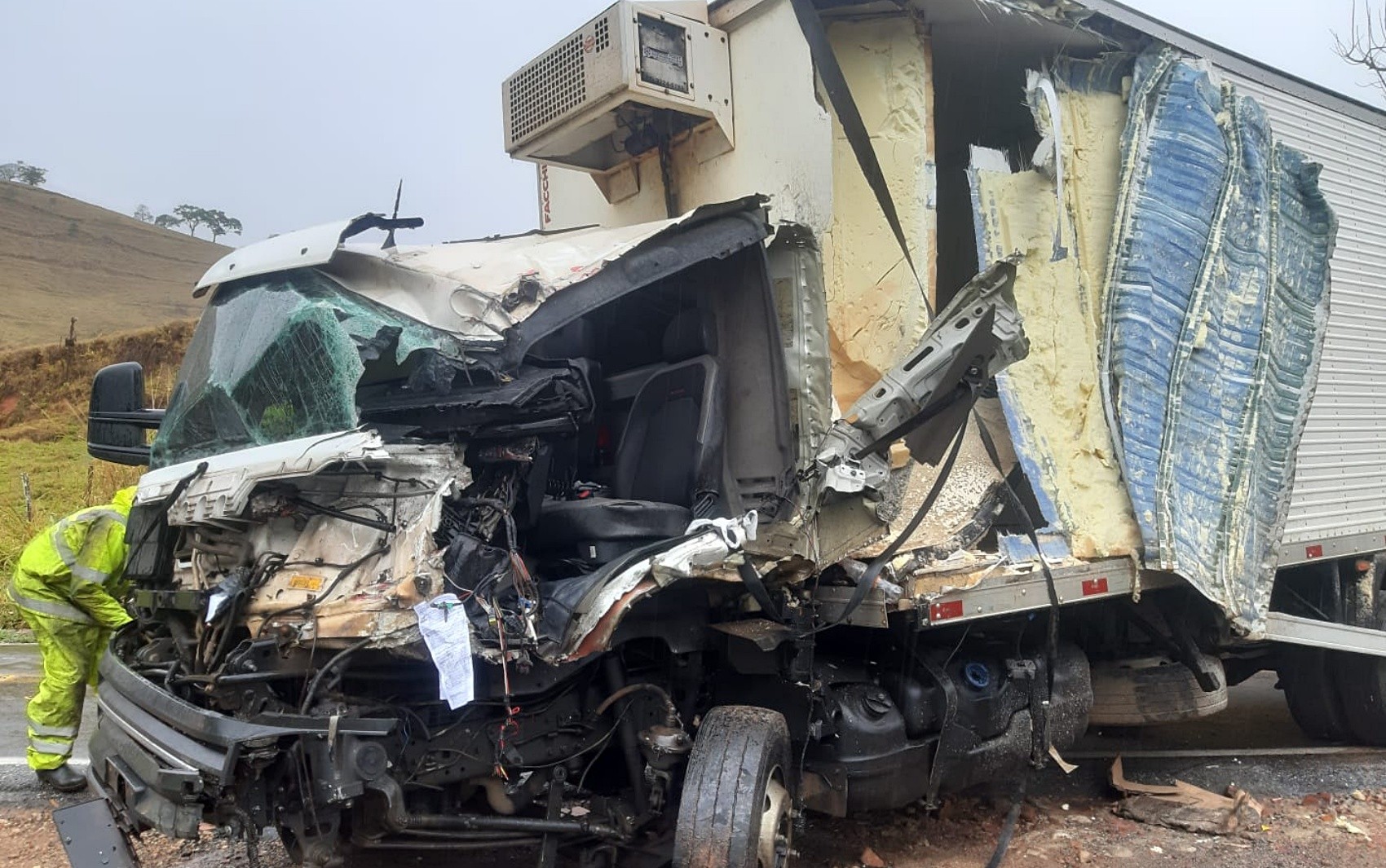 Motorista de caminhão fica gravemente ferido em batida na MG-290, em Borda da Mata, MG