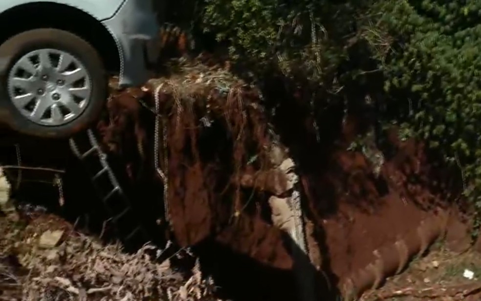 Motorista segue orientações de GPS e cai em cratera no bairro