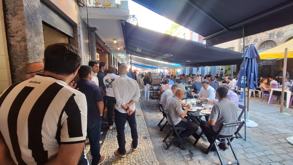 Fila do lado de fora é constante e faz parte da tradição do Esquimó — Foto: Créditos: Jéssica Evelin Araújo