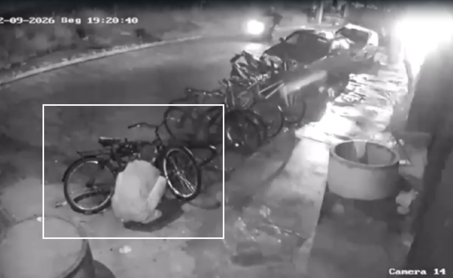 Homem quebra cadeado com pedrada e furta bicicleta de trabalhador em Cabo Frio