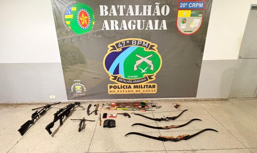 Equipamentos e arma apreendidos na casa de médico, em Goiás — Foto: Divulgação/Polícia Militar