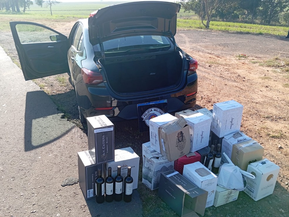 Mercadoria de vinho foi apreendida na Rodovia Assis Chateaubriand (SP-425), em Parapuã (SP) — Foto: Polícia Militar Rodoviária