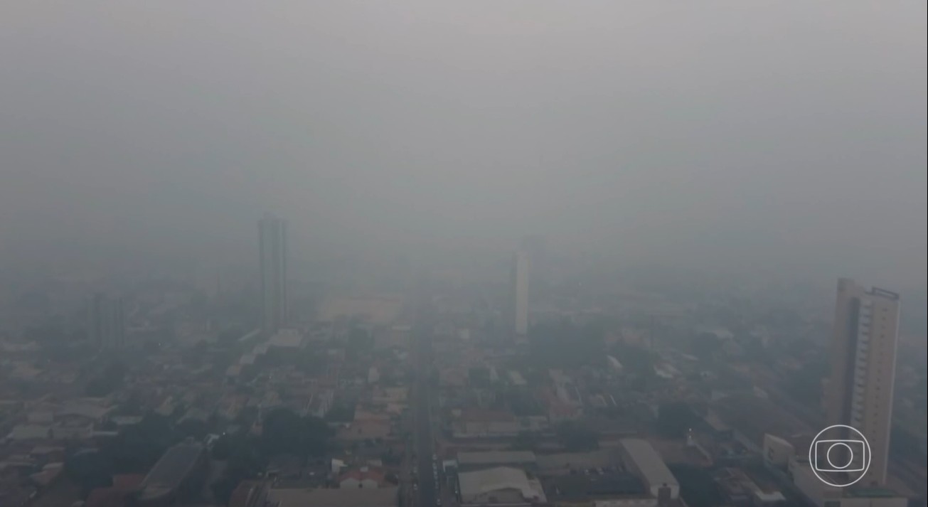 Fumaça gerada por queimadas cobre Santarém e muda cor do céu