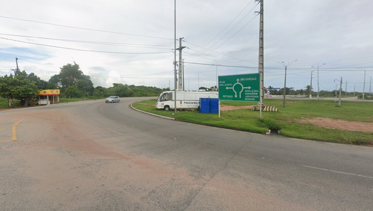 Bandidos fazem motorista de van refém e roubam encomendas na Grande Natal