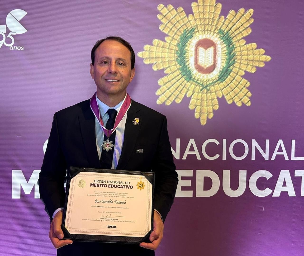 Reitor da UFRR recebe maior honraria da educação brasileira e dedica ao ensino público