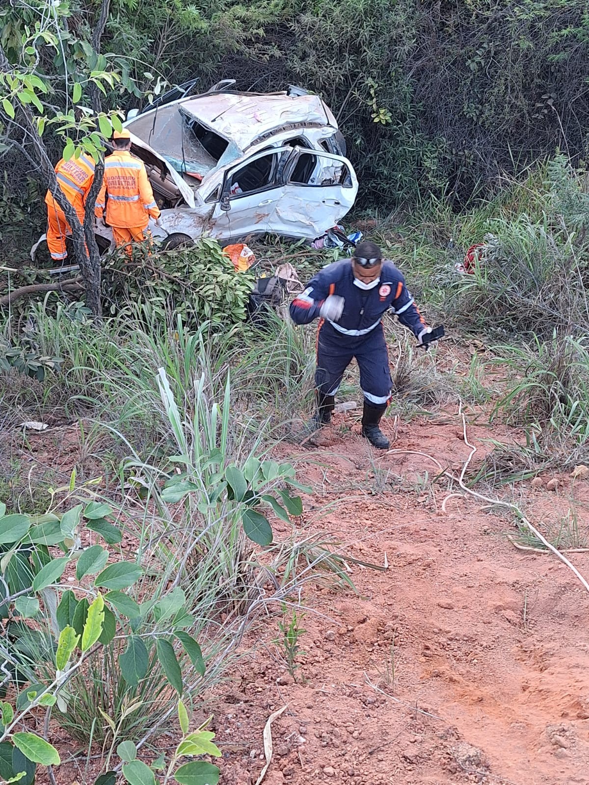 Carro capota em ribanceira na BR-251 e seis pessoas ficam feridas; entre as vítimas está um bebê de 4 meses