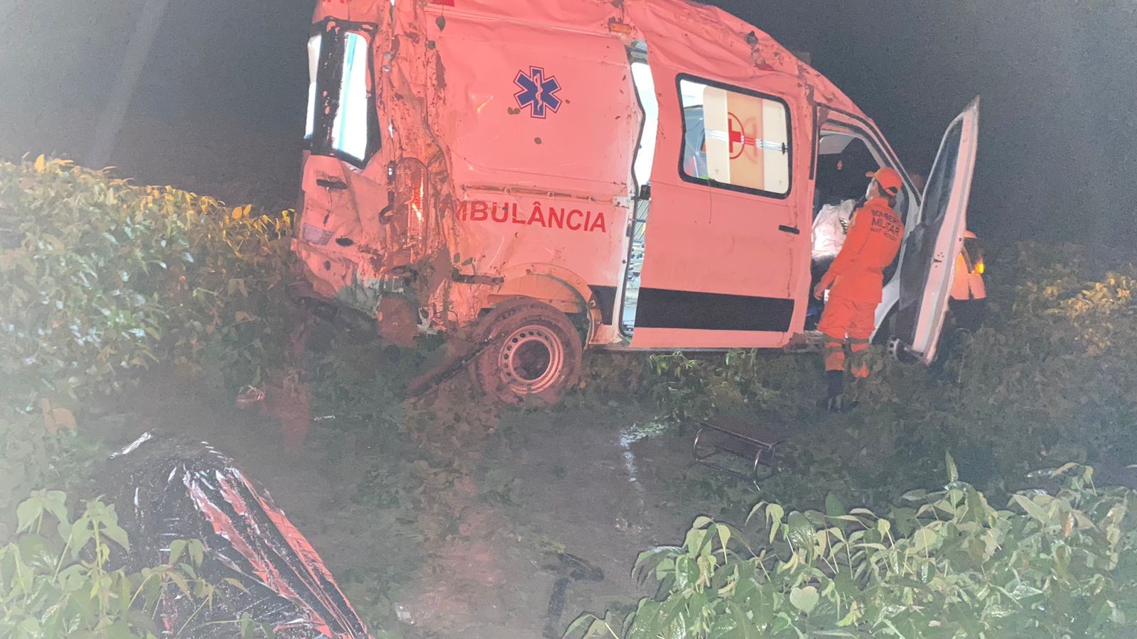 Paciente morre após ambulância capotar em rodovia em MT | G1