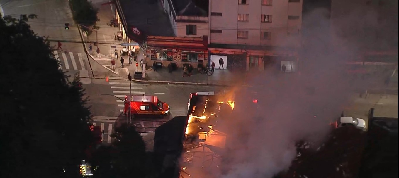 Galpão comercial pega fogo em Santa Cecília, no Centro de São Paulo