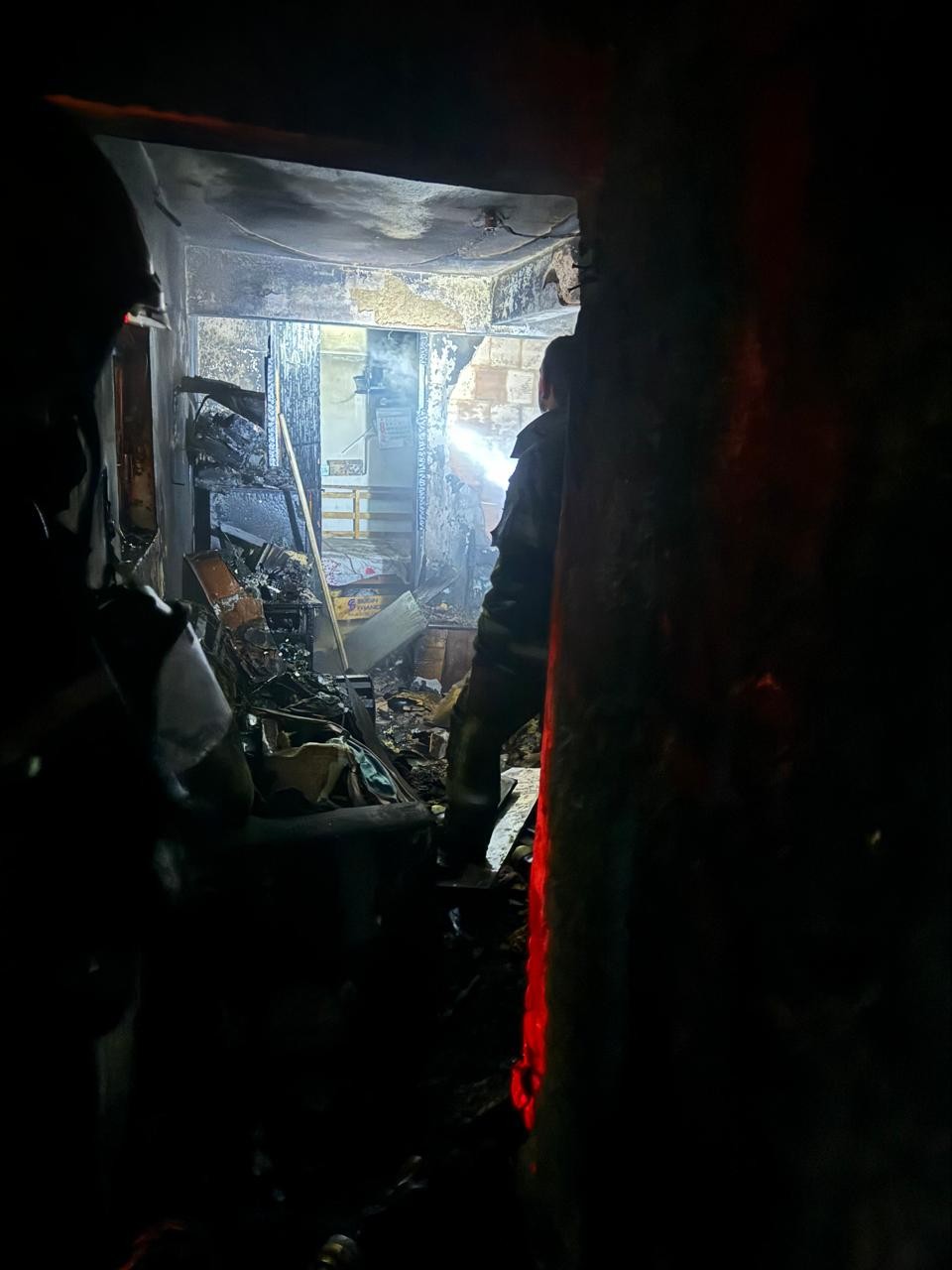 Vela acesa cai em colchão e causa incêndio em apartamento em Juiz de Fora