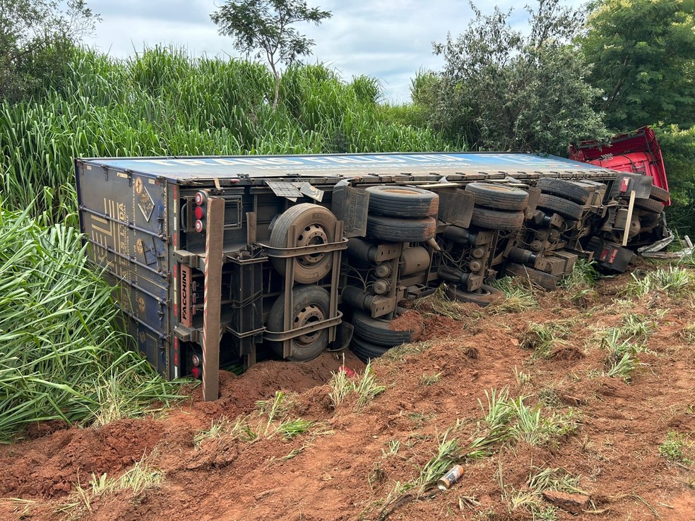 Acidente envolveu caminhão e carreta em Parapuã (SP) — Foto: Renato Campanari/TV Fronteira