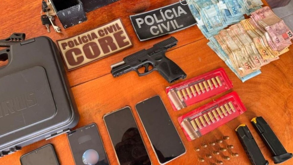 Armas, munições e dinheiro foram apreendidas pela polícia durante operação contra suspeitos de latrocínio de idoso no Piauí. — Foto: SSP-PI/ Divulgação
