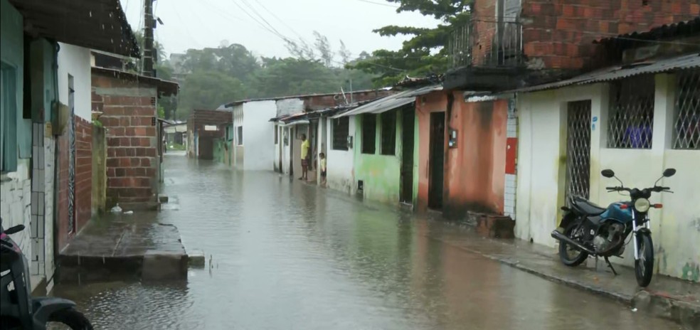 Moradores ficam ilhados após casas alagarem durante as chuvas em João Pessoa. — Foto: Reprodução/TV Cabo Branco