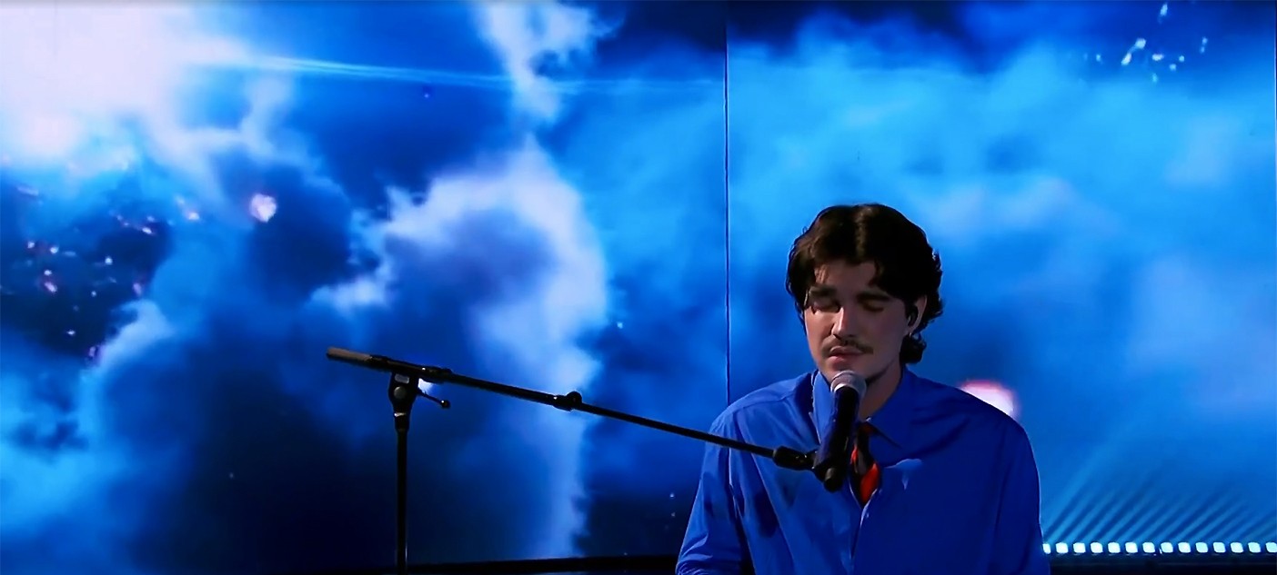 Jão confirma momento luminoso da trajetória ao entoar canção de Elton John no programa 'Domingão com Huck'