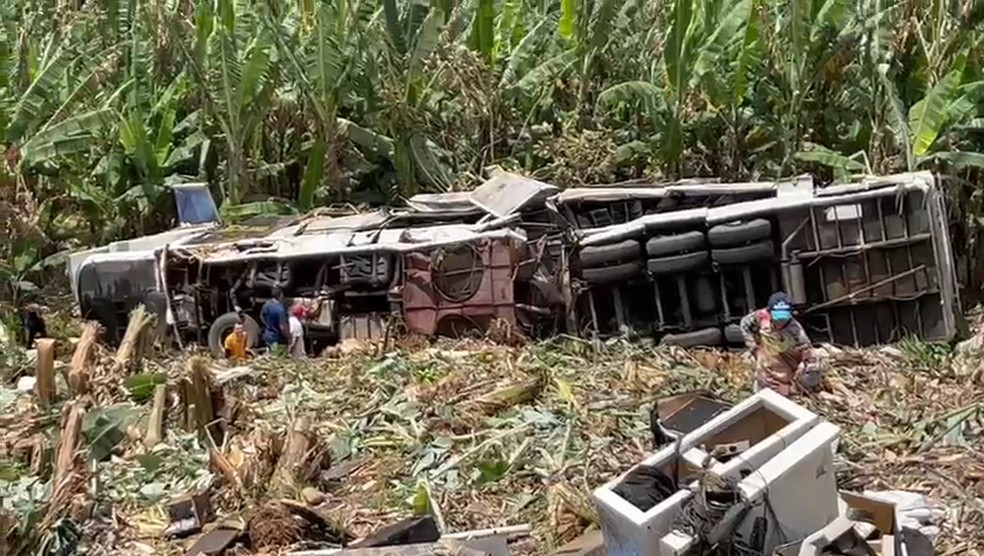 Trio elétrico Zeus capota em trecho da PE-089, em Machados, na Zona da Mata de Pernambuco. — Foto: Reprodução/Redes Sociais