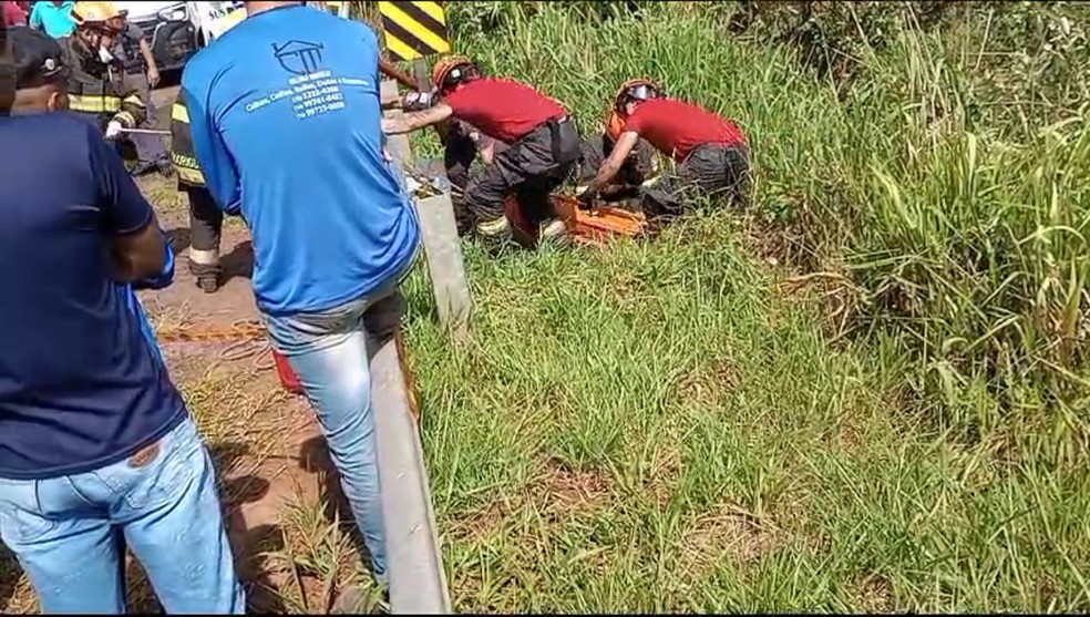 Van que transportava 11 pessoas cai em barranco na rodovia SP-272 — Foto: Adalberto Luis dos Santos e Ênio José do Carmo