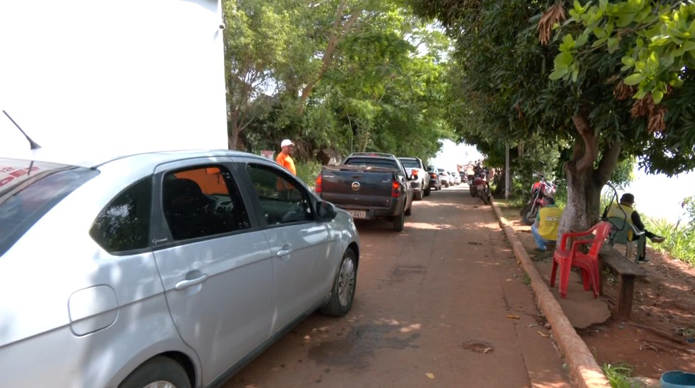 Carros formam fila para entrar em balsa entre Tocantinópolis (TO) e Porto Franco (MA) — Foto: Reprodução/TV Anhanguera