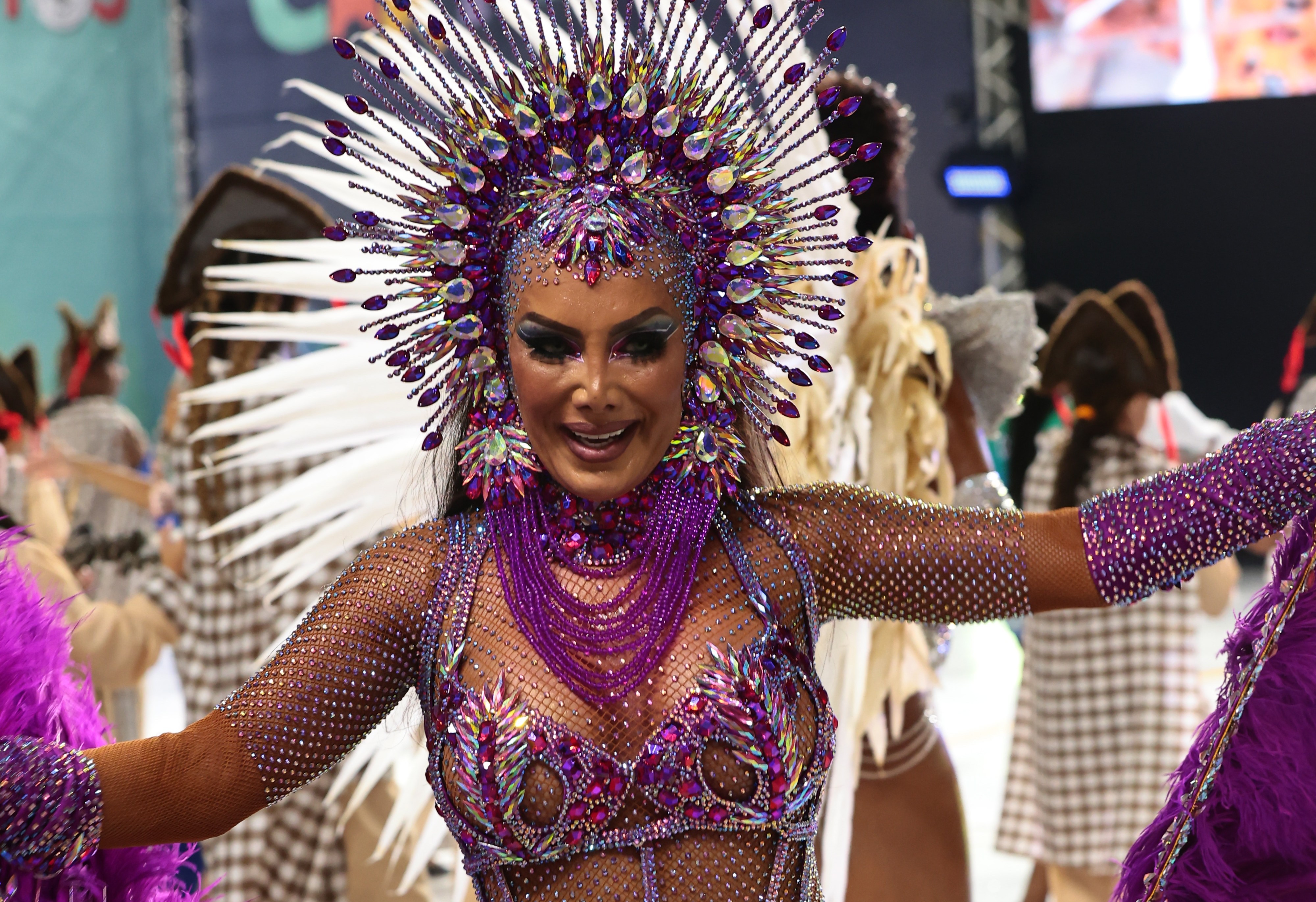 FOTOS: Veja como foi o 1º dia de desfiles das escolas de samba em Santos, SP 