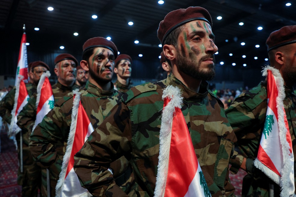 Membros do Hezbollah desfilam durante um comício que marca o Dia de Al-Quds — Foto: Mohamed Azakir/Reuters