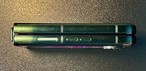 Motorola Razr 60 Ultra fechado, visto de lado