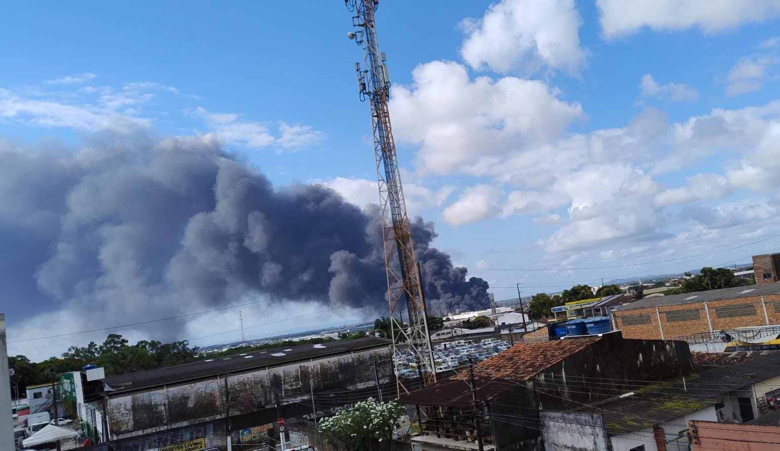 Incêndio atinge fábrica de descartáveis no Distrito Industrial em Maceió