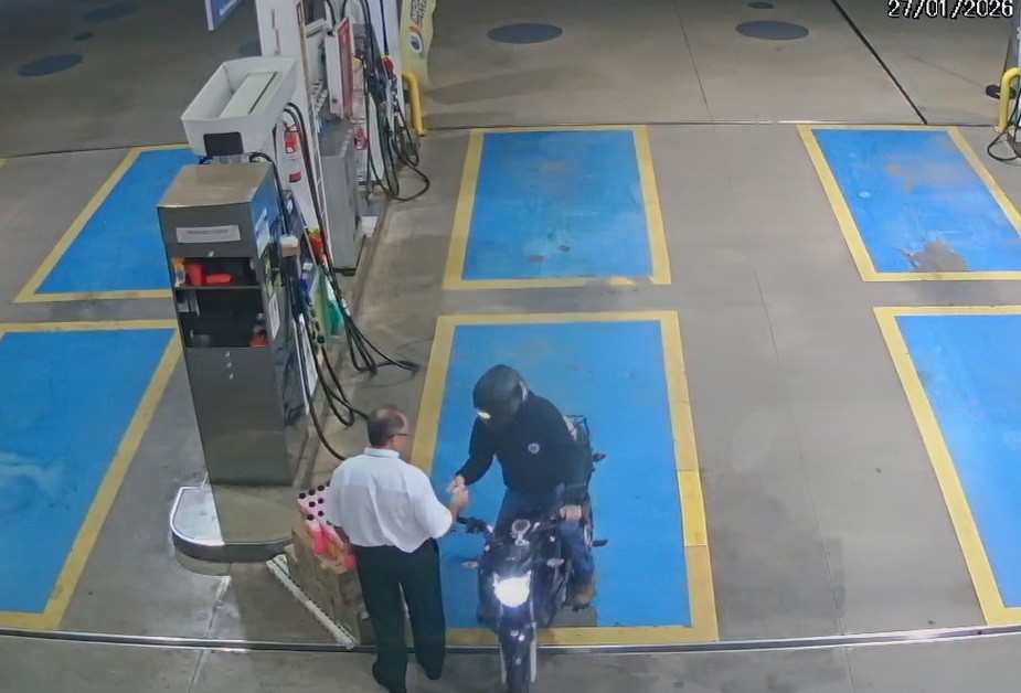 Vídeo: câmera flagra roubos a postos de combustíveis em Limeira e homem é preso após PM identificar tatuagem