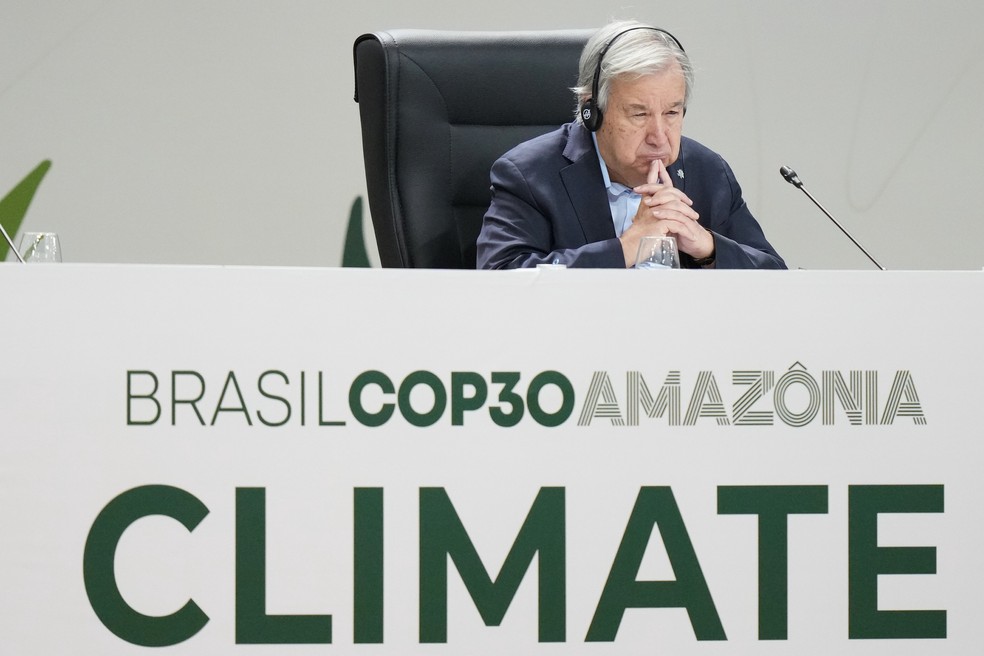 O secretário-geral das Nações Unidas, António Guterres, ouve o discurso do presidente Luiz Inácio Lula da Silva durante a Cúpula do Clima da ONU (COP30), em Belém (PA), na quinta-feira, 6 de novembro de 2025. — Foto: AP Photo/Fernando Llano