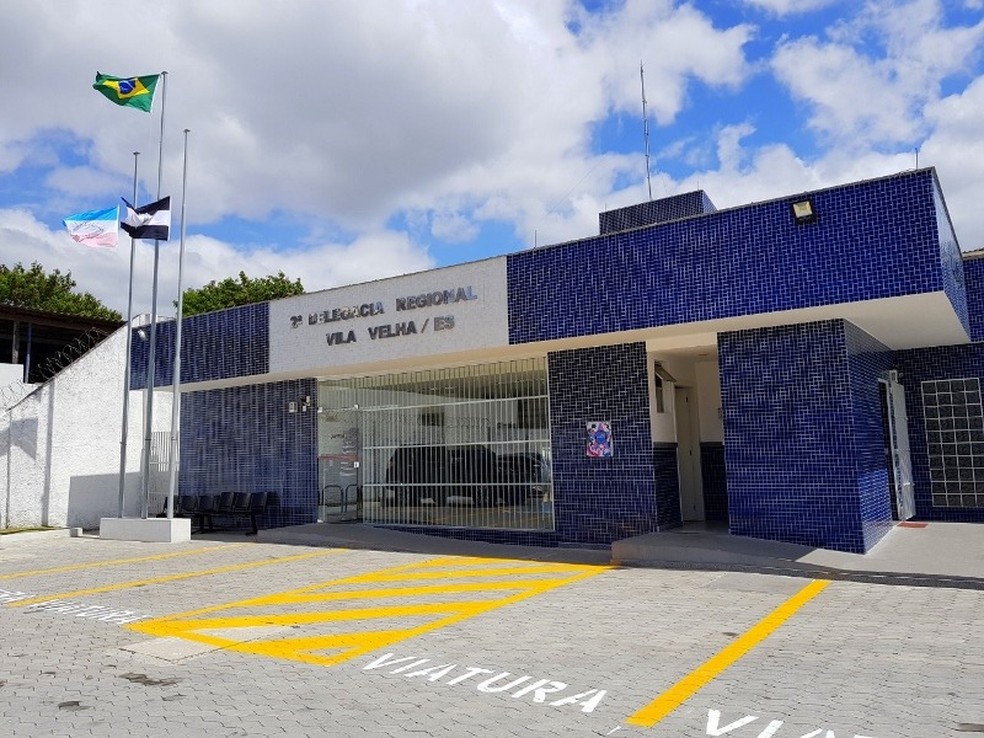 Mulher foi levada para DPJ de Vila Velha. — Foto: PCES