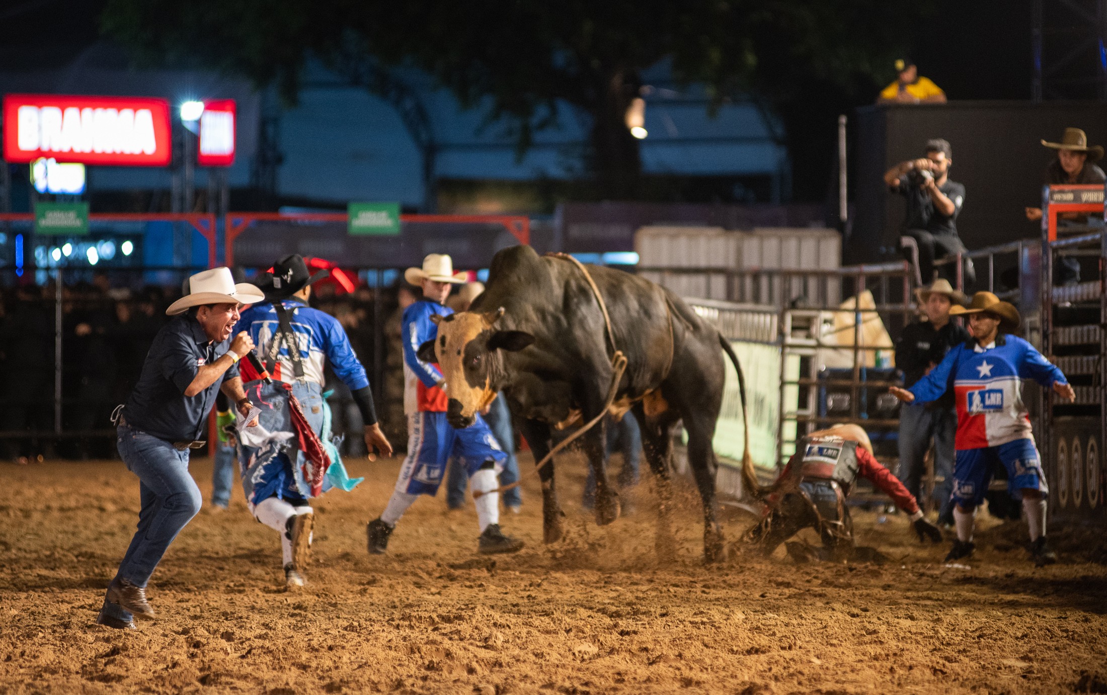 Dennis faz público descer até o chão ao som do funk no Ribeirão Rodeo ...