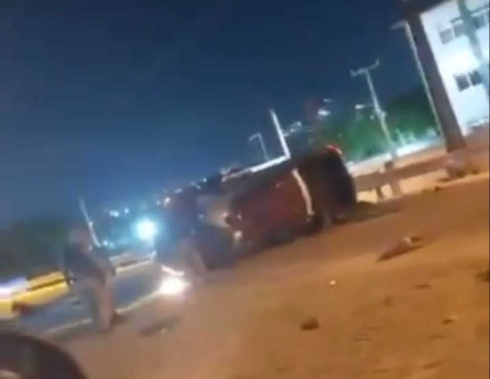 Veículo capota após perseguição policial em Natal — Foto: Reprodução