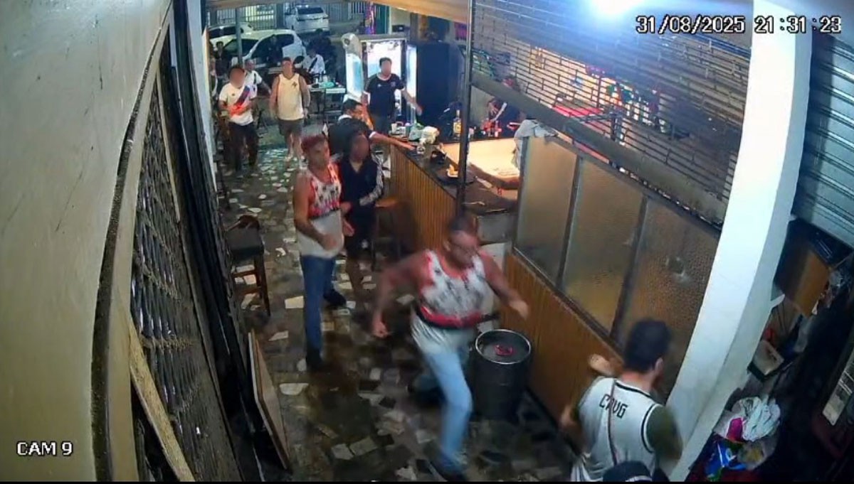 Dois homens com camisa de torcida organizada do Flamengo agridem vascaínos em bar de Copacabana