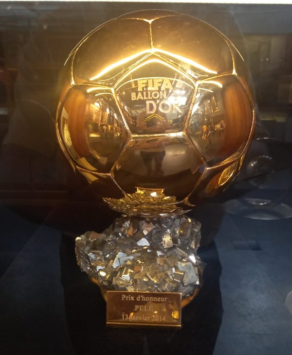 Da caixa de engraxate à coroa: Museu Pelé reúne peças únicas do