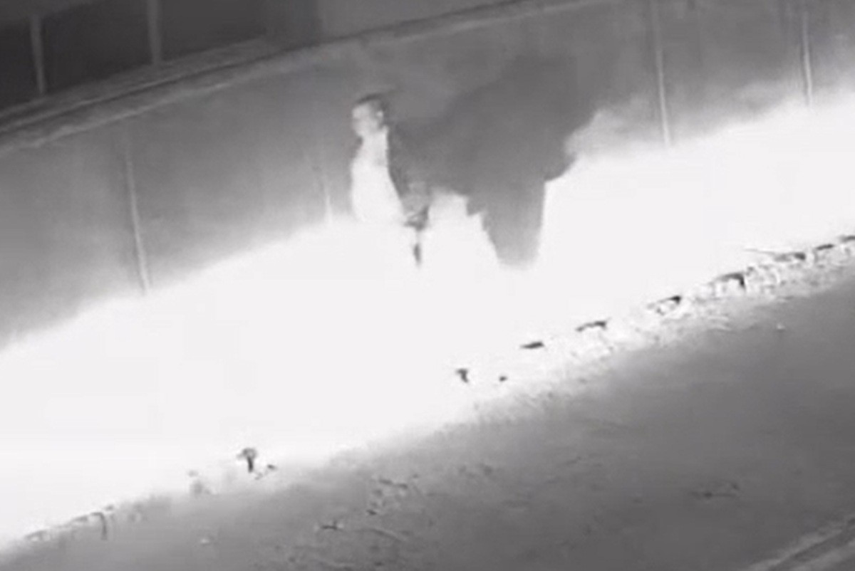 Motorista atropela idoso e foge sem prestar socorro em Petrópolis; VÍDEO