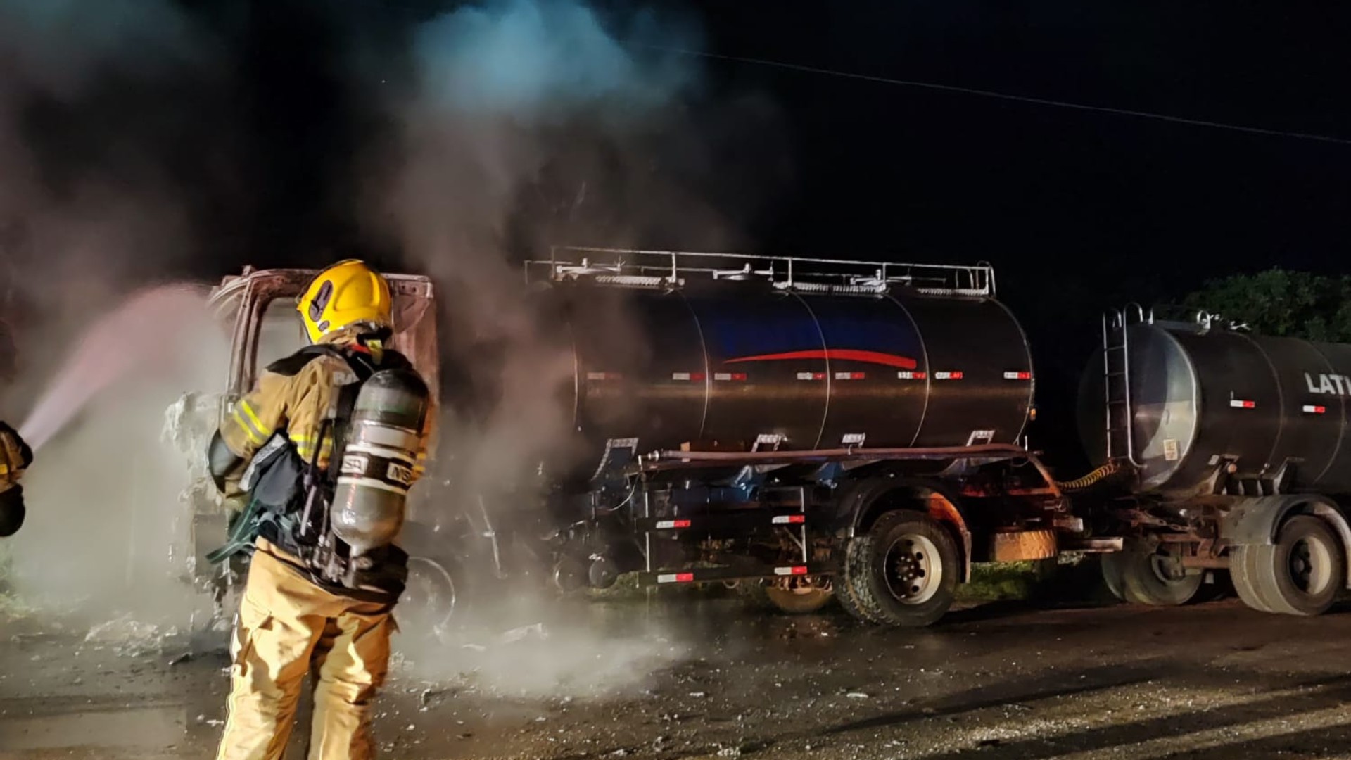 VÍDEO: Caminhão pega fogo em estrada rural de Lagoa Formosa