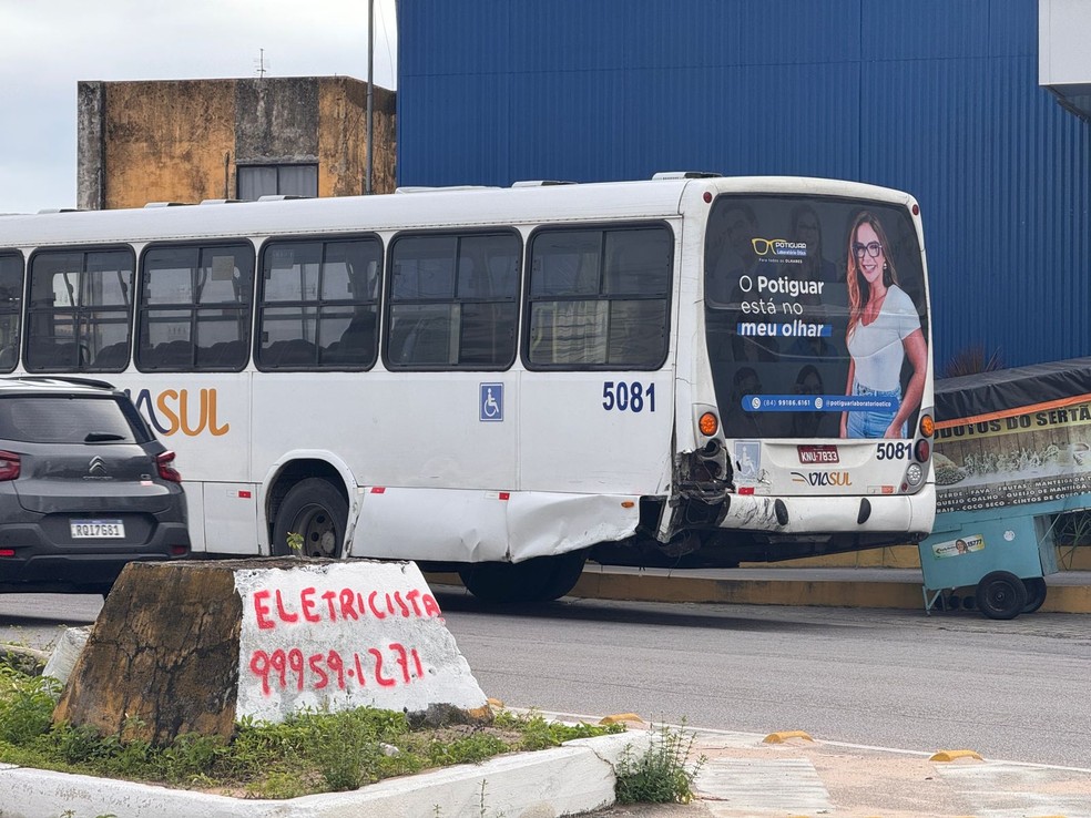 Ônibus atingido pelo carro na Avenida Ayrton Senna em Natal — Foto: Vinícius Marinho/Inter TV Cabugi