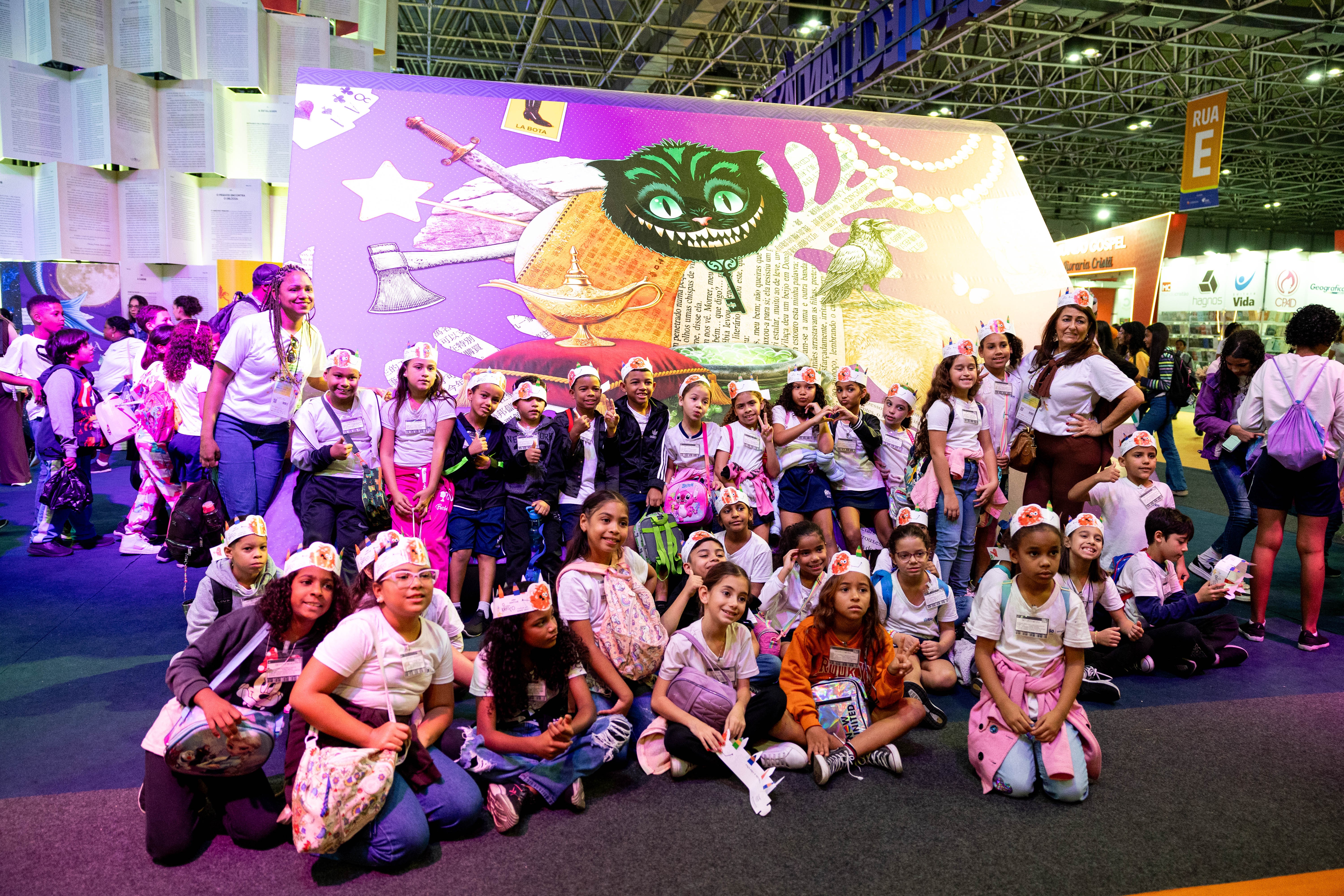 Crianças do Instituto Benjamin Constant visitam a Bienal do Livro 2025