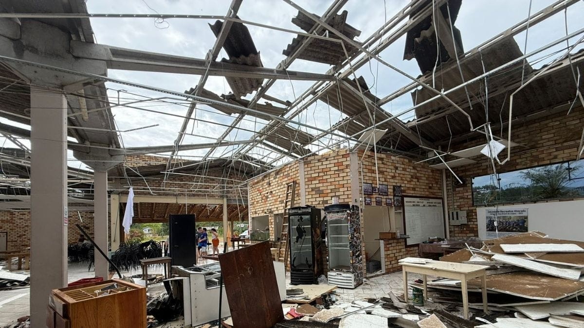Temporal com vento forte arranca teto e destrói espaço histórico de festas em SC: 'Não sobrou nada'