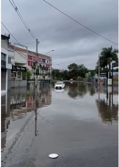 VÍDEO: Temporal deixa ruas alagadas, carros submersos e derruba árvores em Divinópolis