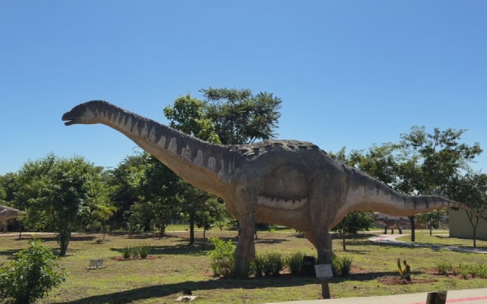 Conhecida pela descoberta de fósseis, Uchoa (SP) inaugura Parque dos Dinossauros com réplicas em tamanho real — Foto: TV TEM/Reprodução