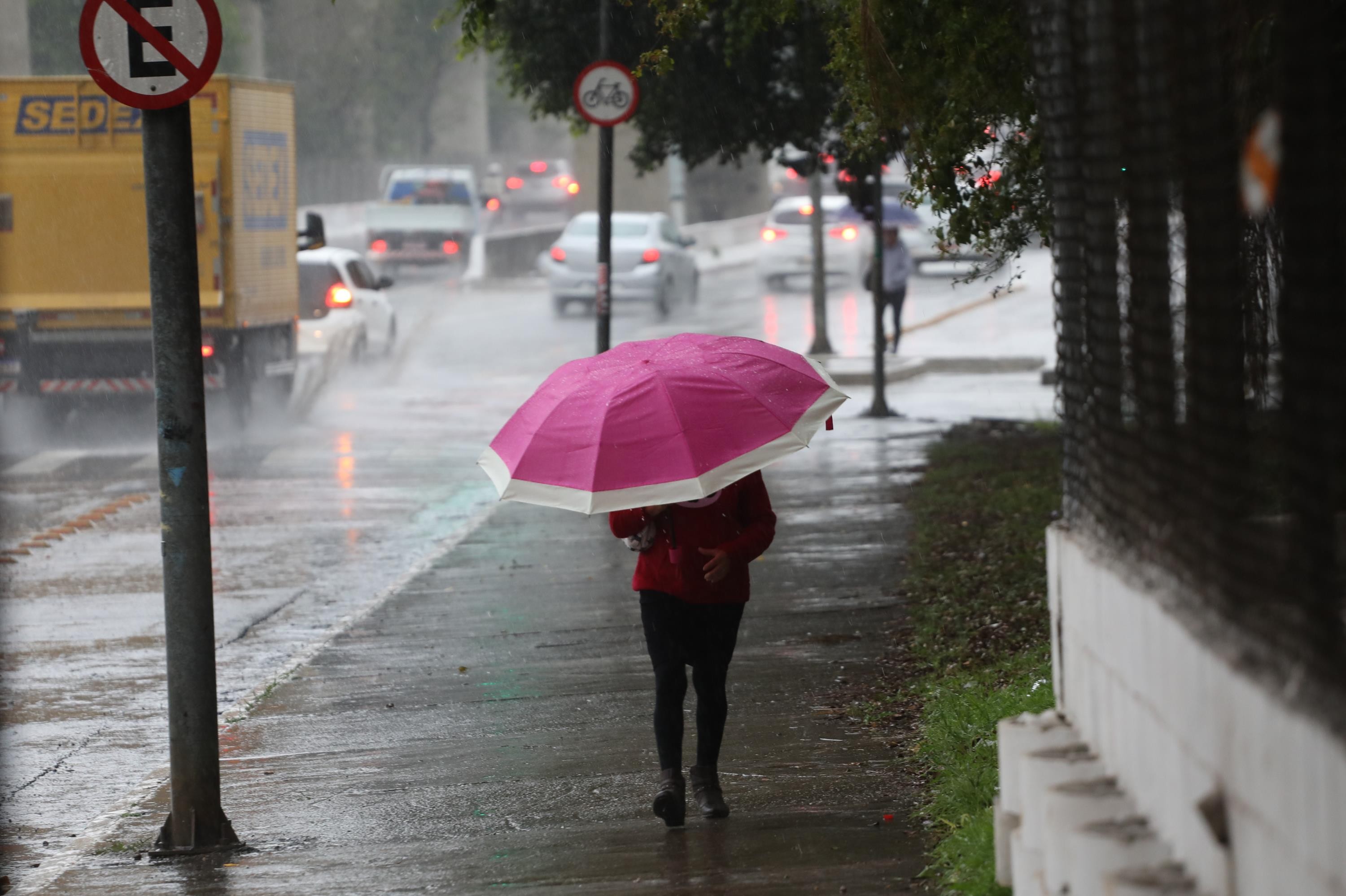 Frente fria traz chuva e queda de temperatura em São Paulo