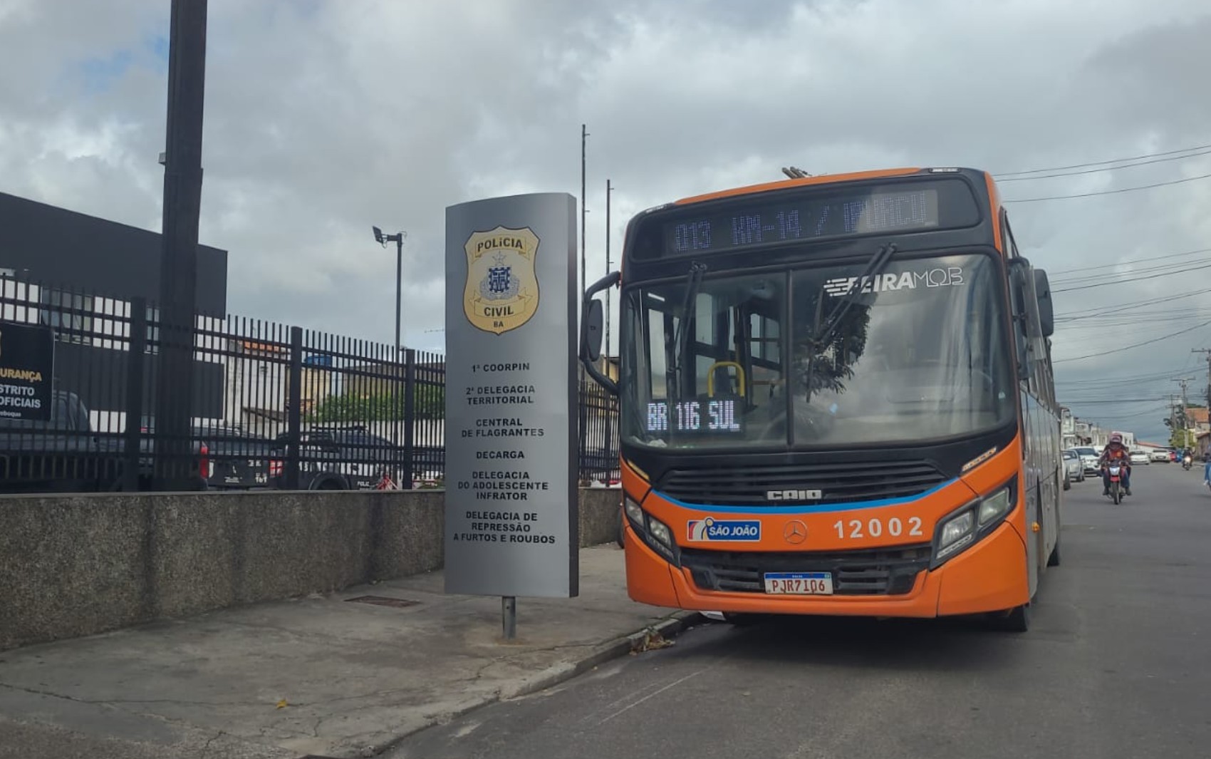 Motorista e passageiros são rendidos durante assalto a ônibus em Feira de Santana