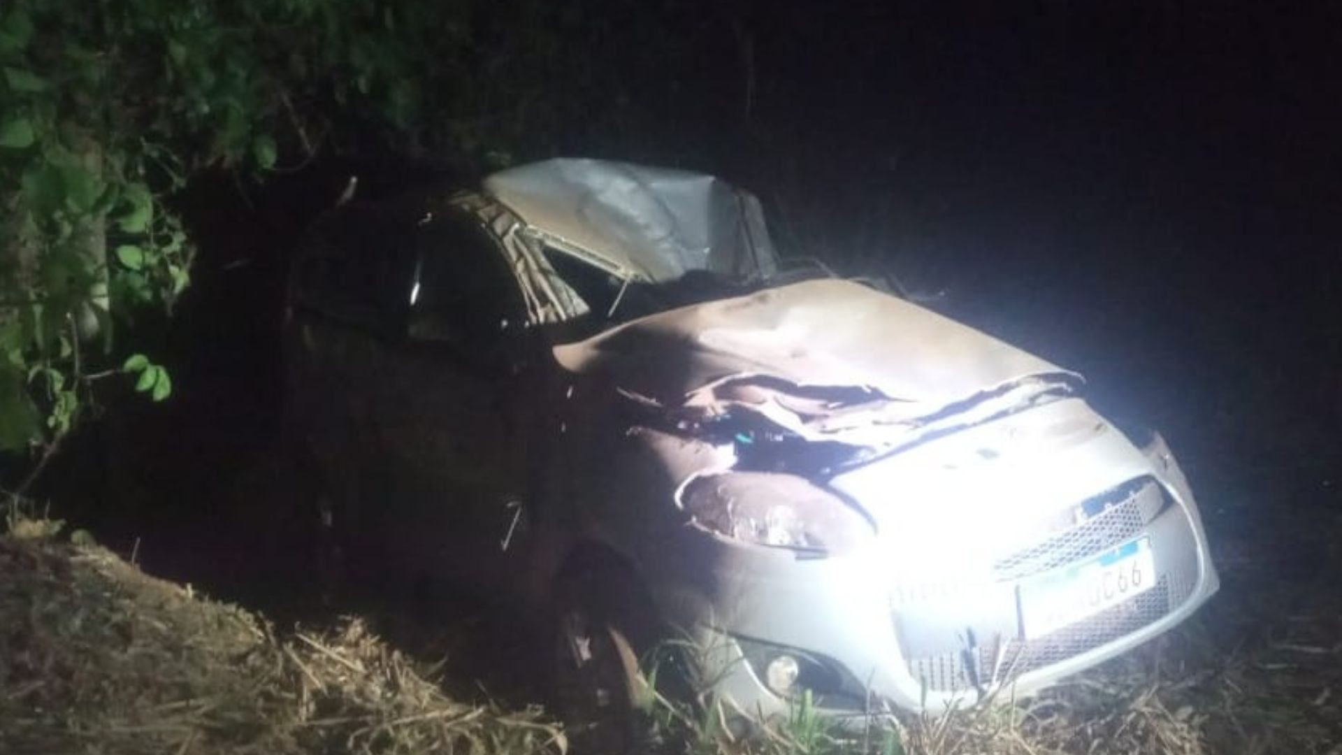 Mãe e filho morrem após carro capotar em rodovia de MT